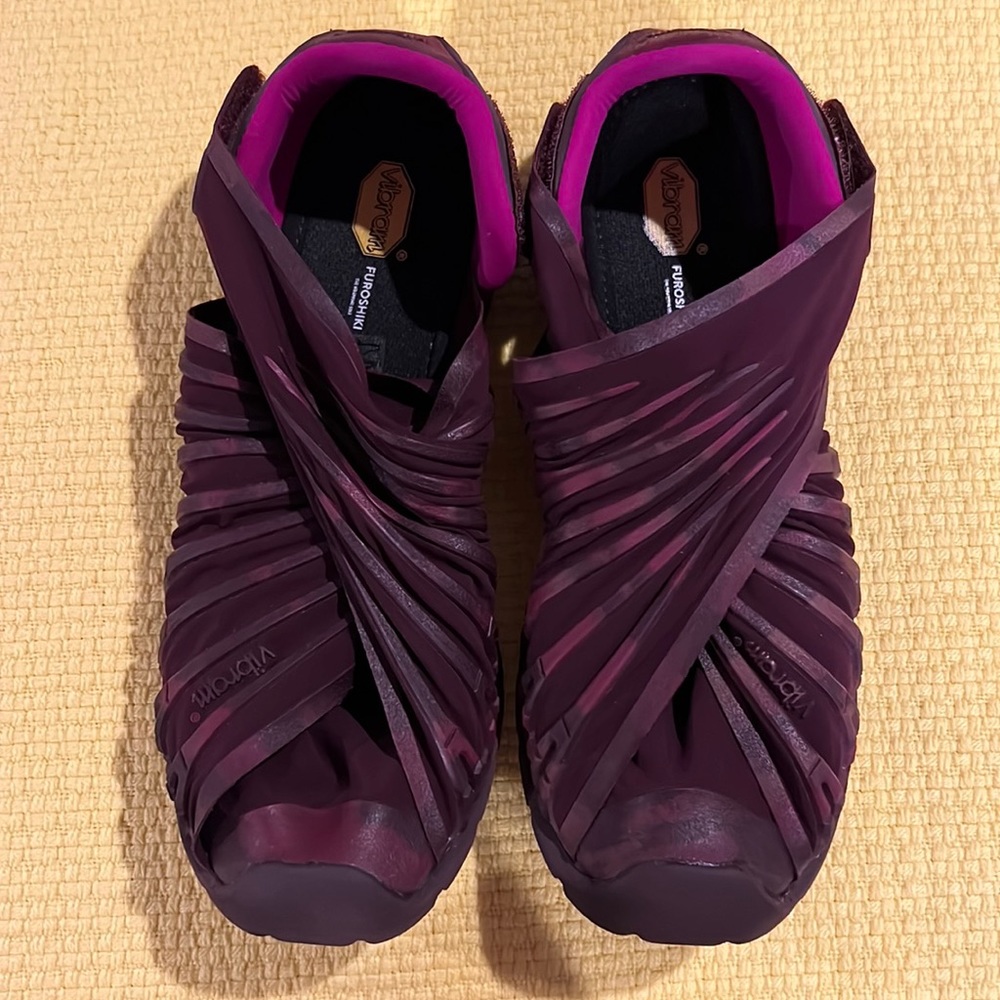 Vibram Furoshiki size 39 which is an 8